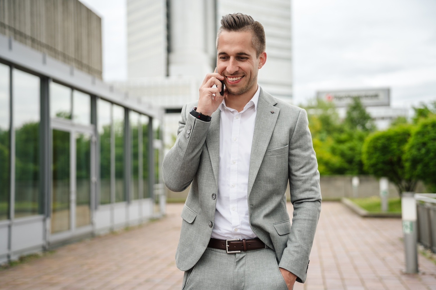 Johannes Mitschanek, Unternehmer und Vertriebsexperte, telefoniert draußen.